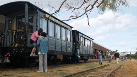 Estación-De-Tren-De-Da-Lat:-Un-Fotógrafo-Toma-Fotografías-De-Personas-En-Un-Tren-Antiguo-En-Un-Andén-Lleno-De-Turistas