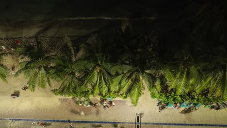 Gente-Timelapse-Caminando-En-La-Acera-De-La-Playa-Por-La-Noche