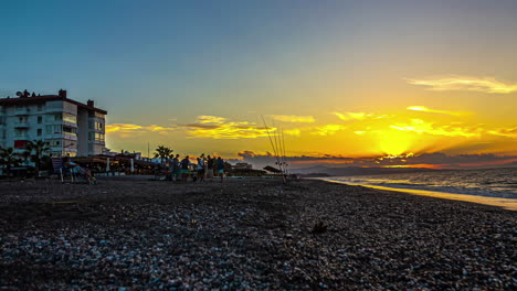 Puesta-De-Sol-En-La-Playa-Rocosa,-Hermoso-Momento-De-Calma-En-La-Hora-Dorada-Cerca-Del-Mar