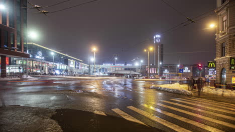 Night-time-shot-of-the-traffic-and-pedestrians-crossing-the-road-in-the-city-center