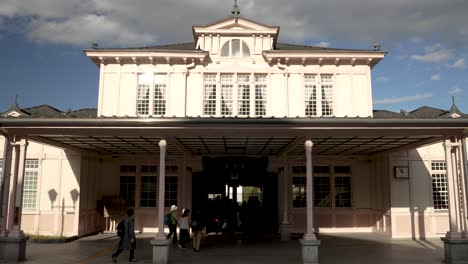 Vordereingang-Zum-Bahnhofsgebäude-Jr.-Nikko-Mit-Vorbeigehenden-Pendlern