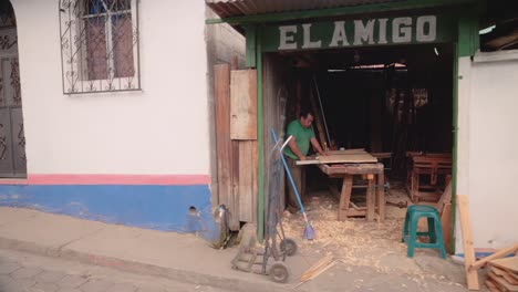 Carpintero-Trabajando-En-Su-Tienda