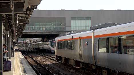 Blick-Auf-Ein-Paar-Dieselelektrischer-Hybridzüge-Der-Serie-Hc85-Am-Bahnhof-Takayama-Neben-Dem-Bahnsteig