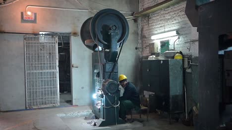 Hombres-Trabajando-En-Máquinas-Para-Fabricar-Herramientas-Quirúrgicas-Pesadas.