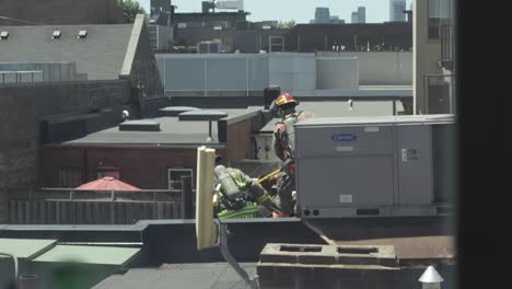 Nahaufnahme-Von-Feuerwehrleuten,-Die-Tagsüber-Zusammenarbeiten,-Um-Den-Brand-In-Einem-Gebäude-Zu-Löschen