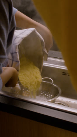 Mujer-Cocinando-En-La-Cocina