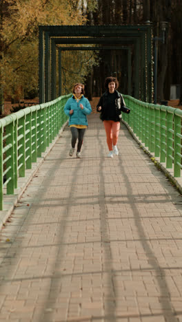 Chicas-Corriendo-En-Un-Puente
