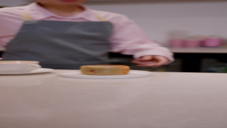 Woman-working-at-the-cafe