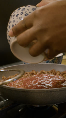 Persona-Cocinando-En-La-Cocina