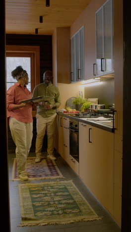 Afroamerikanisches-Paar-In-Der-Küche