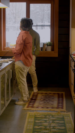 Pareja-Afroamericana-En-La-Cocina