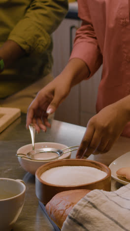 Pareja-Cocinando-En-La-Cocina