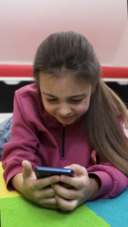 Junges-Mädchen,-Das-Smartphone-Benutzt