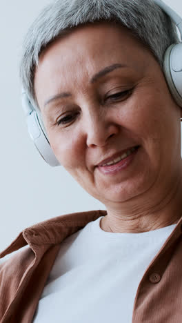 Mujer-Escuchando-Musica