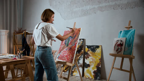 Mujer-Pintando-En-La-Sala-De-Arte