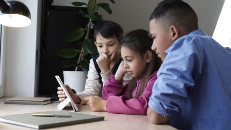 Amigos-Viendo-Tableta-En-El-Dormitorio