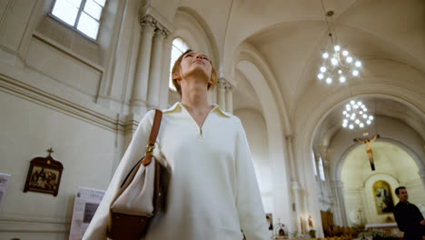 Woman-entering-at-the-church