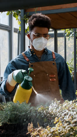 Jardinero-Masculino-Trabajando-En-El-Interior