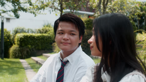 Adolescentes-Asiáticos-Enamorados