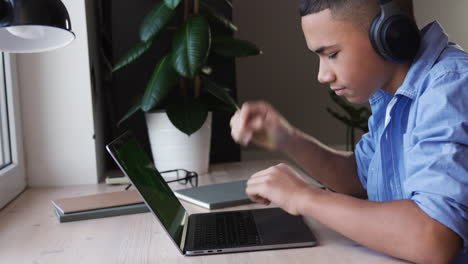 Junge-Benutzt-Laptop-Auf-Ihrem-Schreibtisch