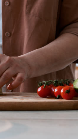 Woman-preparing-a-salad