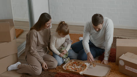 Familie-Isst-Pizza-Auf-Dem-Boden