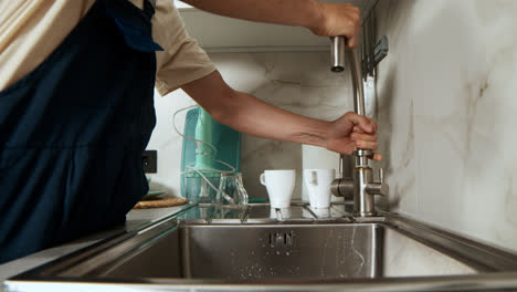 Klempner-Repariert-Wasserhahn