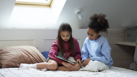 Mädchen-Benutzen-Tablet-Im-Schlafzimmer