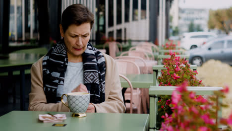 Woman-sitting-at-the-café