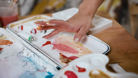 Woman-mixing-colors-on-the-palette