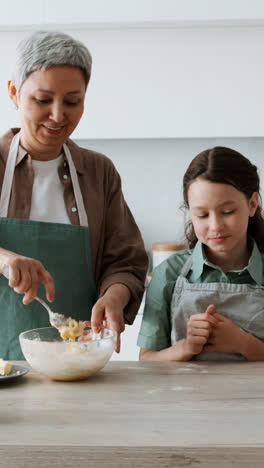 Abuela-Y-Niña-Horneando