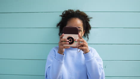 Young-girl-using-a-vintage-camera