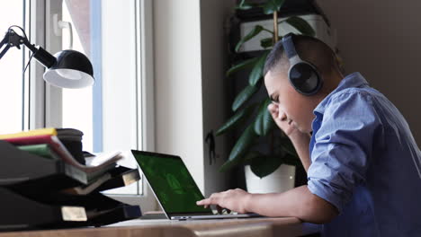 Boy-using-laptop-on-her-desk