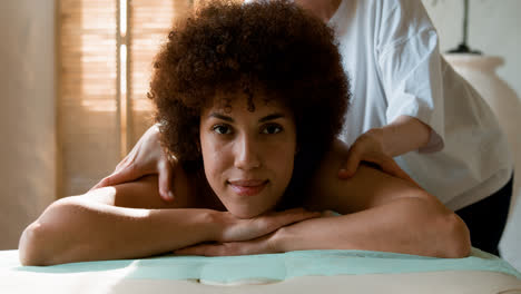 Frau-Bekommt-Eine-Massage