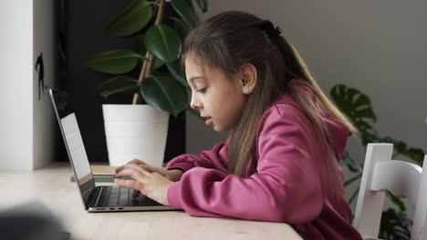 Chica-Usando-Laptop-En-Su-Escritorio