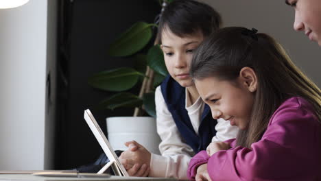 Freunde-Schauen-Tablet-Im-Schlafzimmer