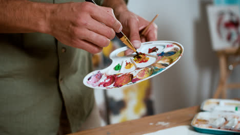 Person-mixing-colors-on-the-palette