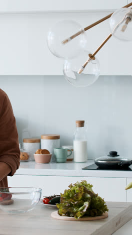 Woman-preparing-a-salad