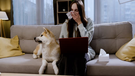 Woman-sitting-next-to-her-dog