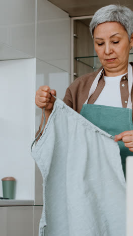 Grandma-and-girl-wearing-aprons