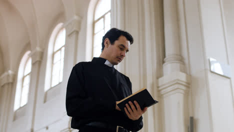 Man-reading-the-Holy-book