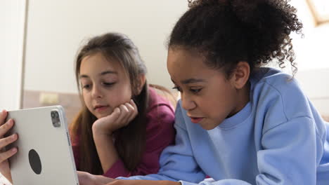 Chicas-Usando-Tableta-En-El-Dormitorio