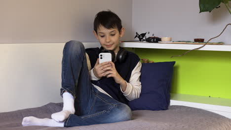 Teenager-Mit-Smartphone-Zu-Hause