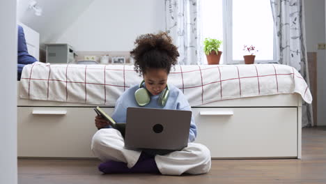 Chica-Usando-Laptop-En-El-Piso