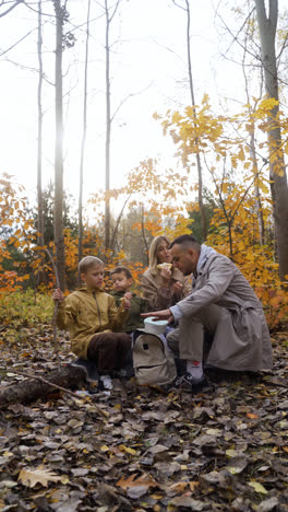 Familie-Sitzt-Um-Einen-Toten-Baum