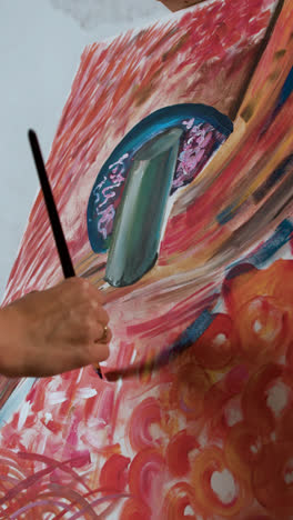Mujer-Pintando-En-La-Sala-De-Arte