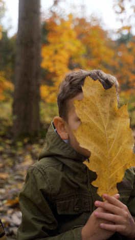 Glückliches-Kind-Im-Wald