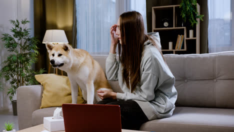 Woman-sitting-next-to-her-dog