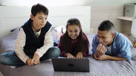 Niños-Viendo-Películas-En-Una-Computadora-Portátil