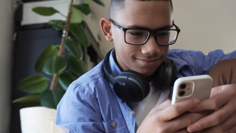 Niño-Feliz-Usando-Un-Teléfono-Inteligente-En-Casa